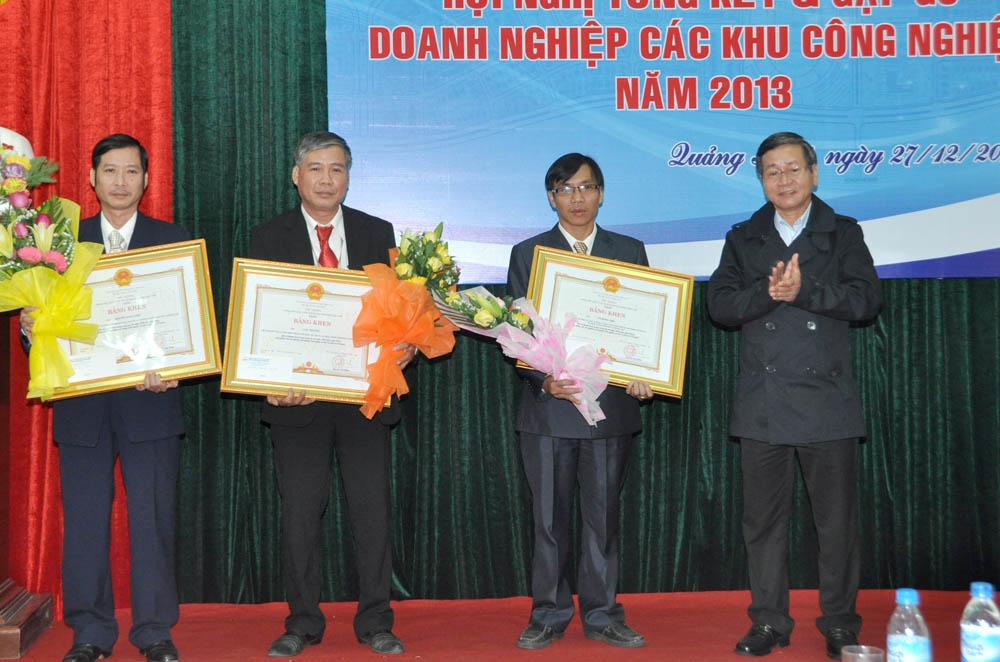 Phó Chủ tịch UBND tỉnh Phạm Như Sô trao bằng khen của Thủ tướng Chính phủ cho 3 cá nhân.