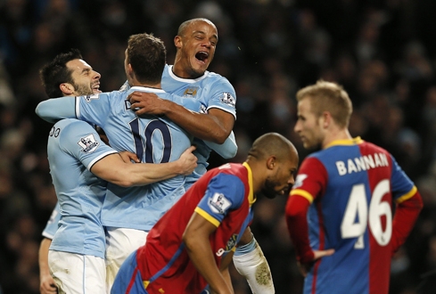 Niềm vui của các cầu thủ Man City sau khi ghi bàn vào lưới Crystal Palace - Ảnh: Reuters    