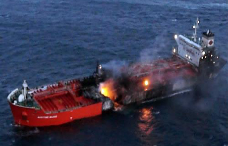 Tàu chở hóa chất đang bốc cháy sau vụ va chạm.