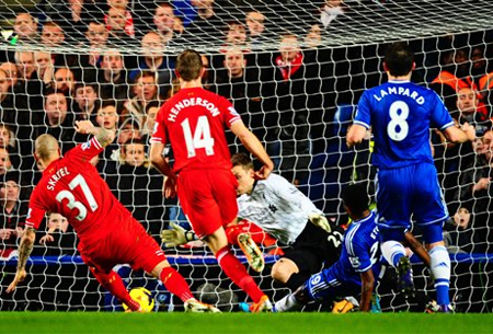  Eto'o ghi bàn quyết định mang về thắng lợi 2-1 cho Chelsea trước Liverpool