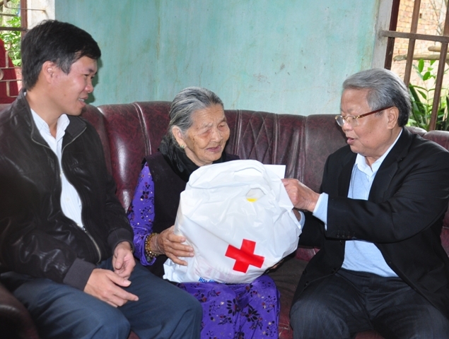 Nguyên Chủ tịch nước Trần Đức Lương tặng quà cho Mẹ VNAH Trần Thị Lê (88 tuổi) ở xã Hành Thiện
