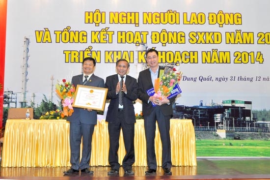 Chủ tịch UBND tỉnh tặng bằng khen cho Công ty lọc hóa dầu Bình Sơn.