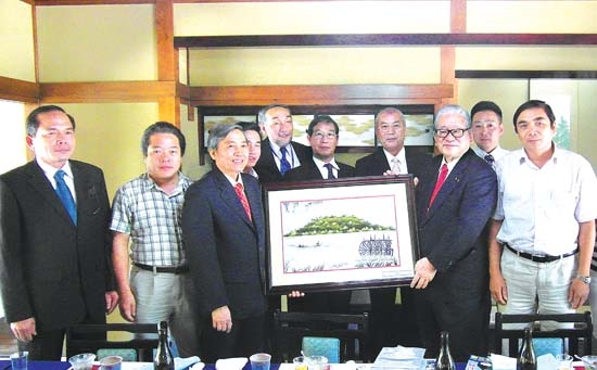 Phó Chủ tịch UBND tỉnh Lê Quang Thích trao quà lưu niệm cho Ngài Jimi Shozaburo, nguyên Bộ trưởng Bộ Tài chính và Cải cách Bưu điện Nhật Bản nhân chuyến xúc tiến đầu tư tại Nhật Bản tháng 9.2013. Ảnh: H.T