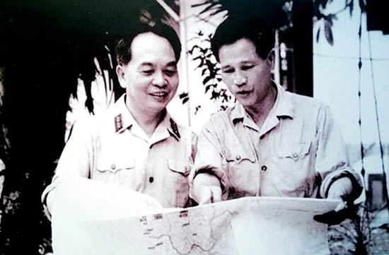 Đại tướng Nguyễn Chí Thanh và Đại tướng Võ Nguyên Giáp trao đổi tình hình chiến sự chiến trường miền Nam (5.7.1967).Ảnh: T.L