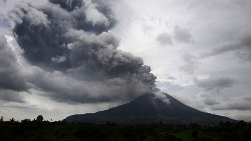 Hình ảnh núi lửa Sinabung trên đảo Java (Ảnh: theguardian.com)