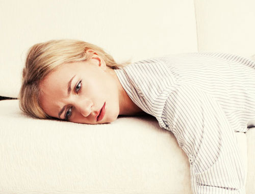 Mệt mỏi là một trong các triệu chứng cảnh báo viêm gan C - Ảnh: Shutterstock