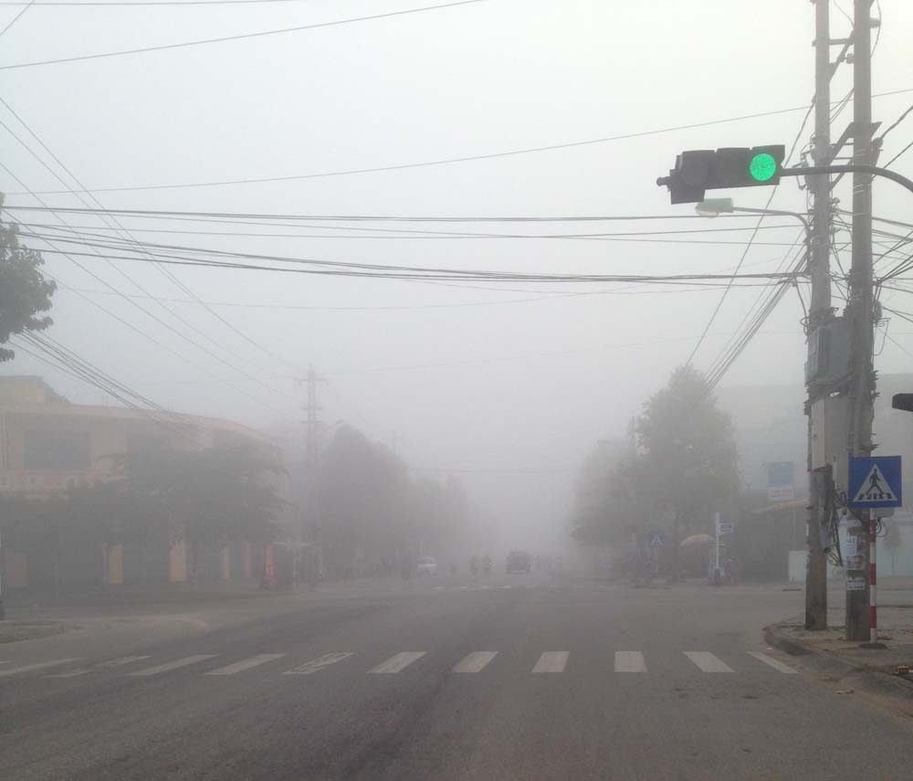 Đã 7 giờ 30 phút sáng, nhưng nhiều tuyến đường nội thành thành phố Quảng Ngãi vẫn chìm trong sường mù.