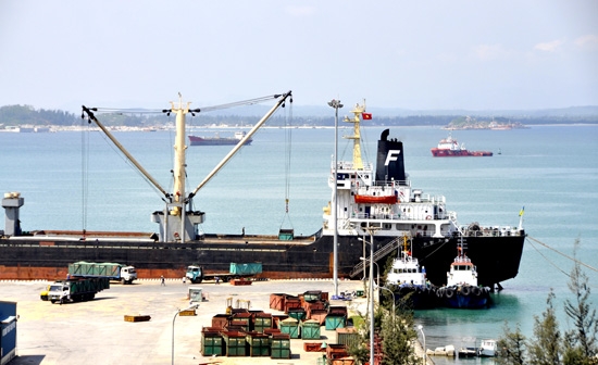Tàu cập Cảng Dung Quất để nhập hàng xuất khẩu.