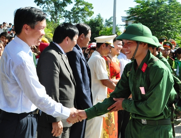 Ủy viên TW Đảng, Bí thư Tỉnh ủy Võ Văn Thưởng động viên tân binh Ba Tơ len đường nhập ngũ trong lễ giao quân đợt 2 năm 2013