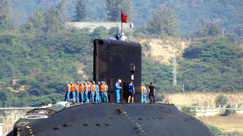 Hải quân Việt Nam dựng quốc ký trên tàu ngầm HQ 182 Hà Nội sau khi hạ thủy