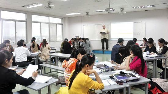 Lớp học bồi dưỡng cho giáo viên tiếng Anh theo khung chuẩn tham chiếu Châu Âu tại Trường ĐH Công nghiệp TP.HCM, chi nhánh Quảng Ngãi.
