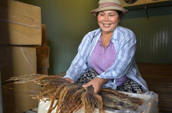 Chị Lê Thị Mai bên sản phẩm bạch tuộc khô của mình.