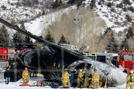 Chiếc máy bay bị cháy đen thui sau vụ tai nạn.