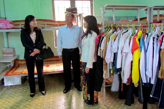 Đồng chí Danh Út khảo sát thực tế nơi ở bán trú của học sinh Trường THPT Phạm Kiệt.