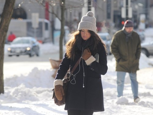 Một người phụ nữ Mỹ đi trên con đường phủ trắng tuyết tại thành phố Boston, bang Massachusetts - Ảnh: AFP