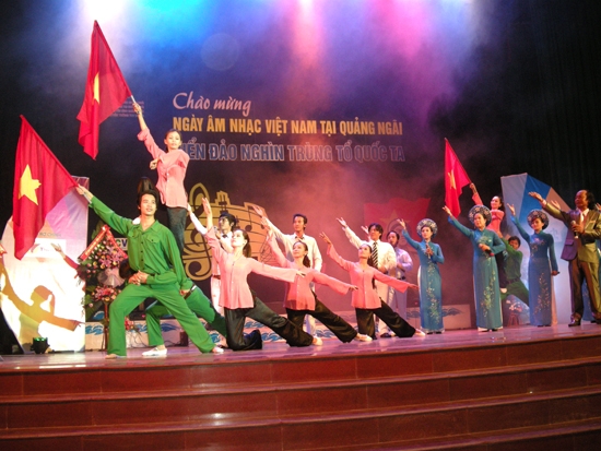Đoàn Ca múa dân tộc và hội viên Chi hội Âm nhạc biểu diễn hát múa “Biển  đảo nghìn trùng Tổ quốc ta” tại Ngày Âm nhạc VN tại Quảng Ngãi.  Ảnh:TL