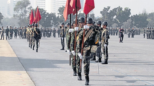 Quân đội Thái Lan luyện tập cho lễ diễu binh ngày 18/1 (Ảnh Bangkok Post)