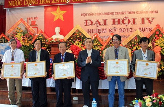 Đồng chí Lê Quang Thích- Phó Chủ tịch Thường trực UBND tỉnh trao bằng khen cho các cá nhân đạt thành tích xuất sắc trong nhiệm kỳ qua