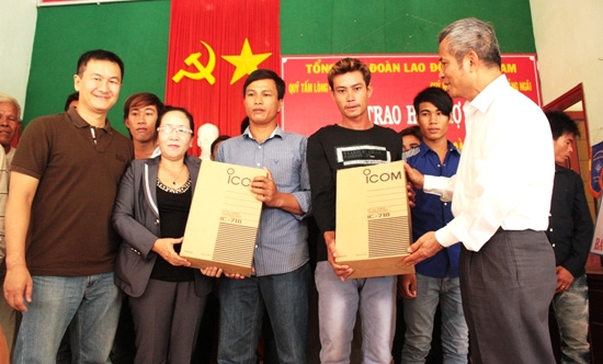  Ông Đặng Ngọc Tùng - UV Trung ương Đảng, Chủ tịch Tổng LĐLĐ Việt Nam (bên phải) tặng quà cho ngư dân Nghiệp đoàn Nghề cá xã An Vĩnh, huyện Lý Sơn.