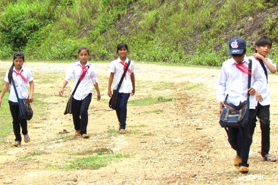 Học sinh miền núi cần sự hỗ trợ kịp thời để đường đến trường bớt nỗi gian nan.