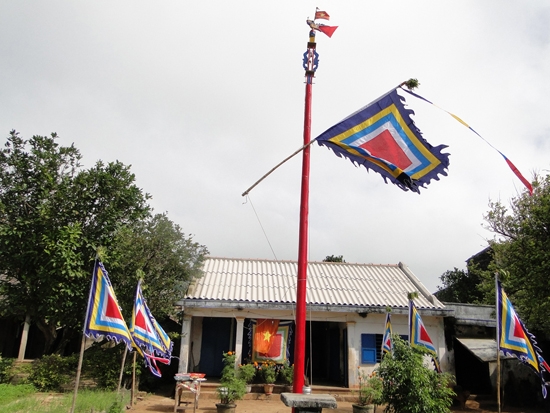 Người dân Lý Sơn dựng cờ phướn ở nhà thờ tộc họ trong dịp Tết.      ảnh V.C