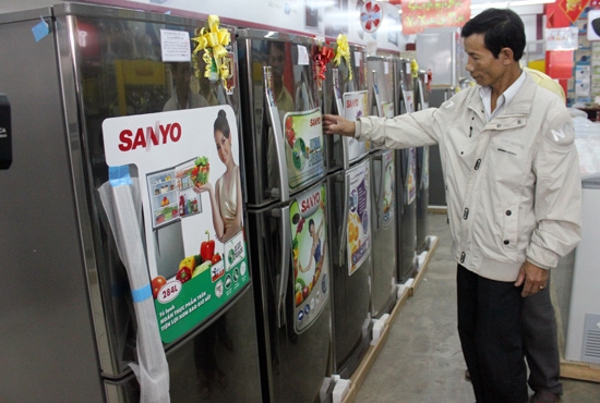 Ông Lâm chọn mua máy lạnh để dự trữ thực phẩm trong dịp Tết