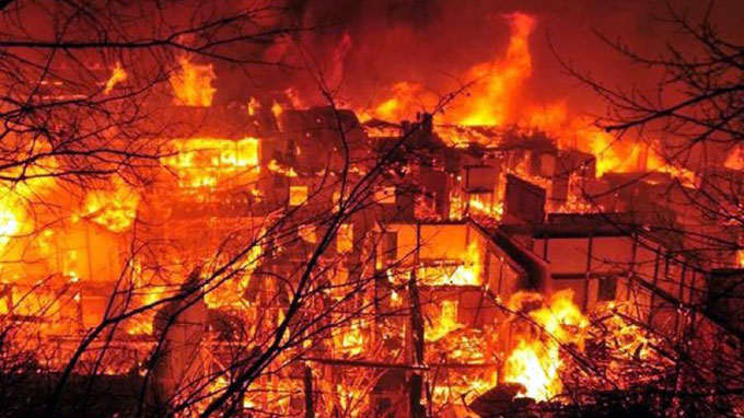 Thị trấn Dukezong chìm trong biển lửa - Ảnh: THX