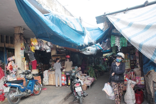 Hàng hóa bày bán lấn chiếm lối đi ở chợ Hàng Rượu, thị trấn Sơn Tịnh.