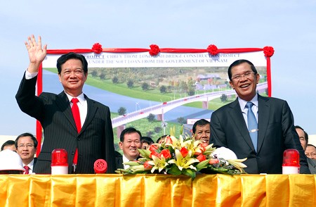 Thủ tướng Nguyễn Tấn Dũng và Thủ tướng Campuchia Hun Sen dự lễ khởi công cầu Long Bình - Chrey Thom. Anhe: VGP/Nhật Bắc