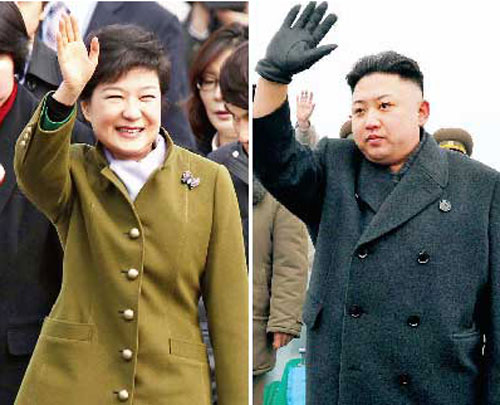 Quan hệ liên Triều tiếp tục trắc trở. Trong ảnh là hai nhà lãnh đạo của hai miền bán đảo Triều Tiên - Ảnh: Punemirror