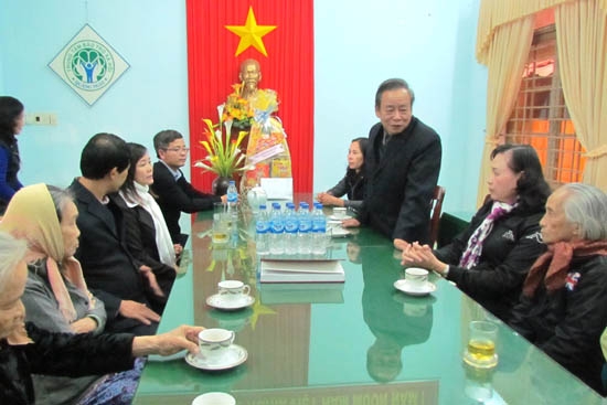 Phó Bí thư Tỉnh ủy Nguyễn Minh chúc Tết các cụ sống ở Trung tâm Bảo trợ xã hội tỉnh.