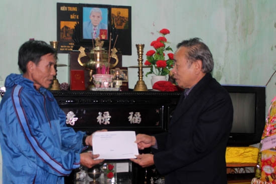Phó Bí thư Tỉnh ủy Nguyễn Minh thăm và tặng quà tết cho gia đình đồng  chí Kiều Hoàng.