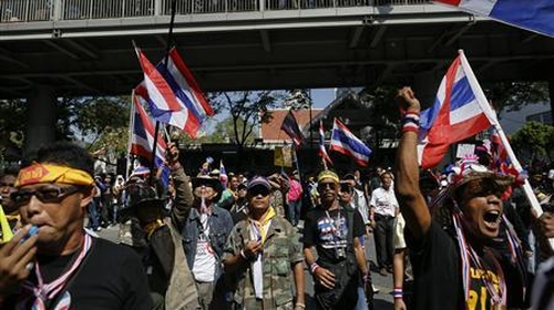 Người biểu tình bao vây trụ sở Cảnh sát Thái Lan tại Bangkok (Ảnh Reuters)