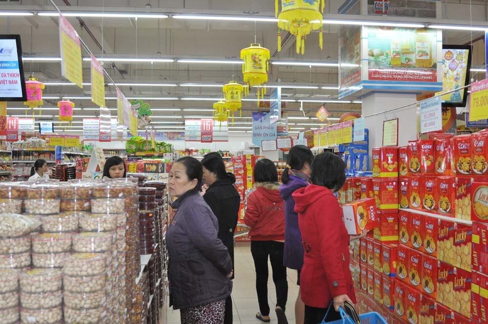 Người dân mua sắm Tết tại siêu thị Co.opmart Quảng Ngãi.