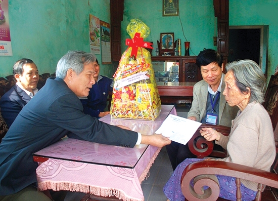 Thiếu tướng Lê Xuân Hòa - Ủy viên BTV, Giám đốc Công an tỉnh trao quà cho bà Trần Thị Dung.            Ảnh: Trường AN