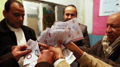 Công tác kiểm phiếu tại 1 địa điểm bỏ phiếu ở thủ đô Cairo (Ảnh: Reuters)