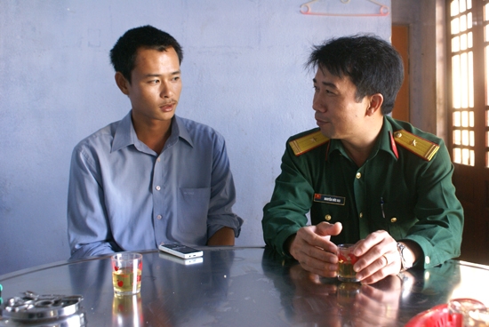 Thanh niên, đảng viên trẻ Nguyễn Ngọc Bình, ở đảo Bé – Lý Sơn  (trái) phấn khởi khi trúng tuyển nghĩa vụ quân sự.