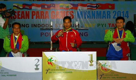 Vận động viên cử tạ Văn Công đoạt huy chương Vàng ở hạng 49kg. (Ảnh: Huy Hùng/TTXVN)