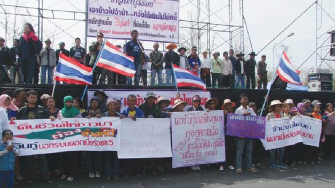 Nông dân tại tỉnh Buri Ram phong tỏa một trục đường chính đòi chính phủ trả tiền mua gạo - Ảnh:The Nation