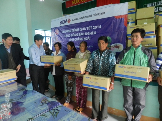 Lãnh đạo Ngân hàng BIDV - chi nhánh Quảng Ngãi trao quà cho bà con nghèo ở xã Tịnh Thọ.