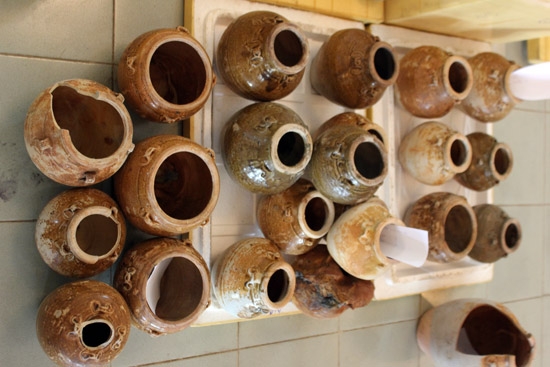 Các hiện vật thuộc thể loại gốm sứ men nâu da lươn phổ biến được tìm thấy trên tàu