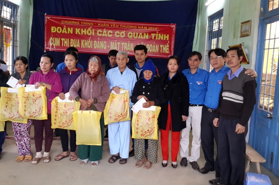 Các ĐVTN trao quà tết cho bà con nghèo vùng lũ ở xã Hành Tín Đông