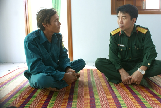 Anh Trần Sáng, thôn Bắc, xã An Bình tiếp cán bộ  Cơ quan quân sự huyện Lý Sơn trong ngôi nhà mới.