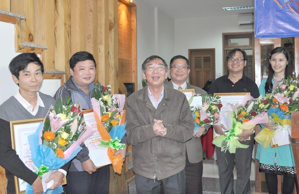 Nhà thơ Thanh Thảo tặng giấy khen cho những tình nguyện viên tích cực vì hoạt động của Quỹ