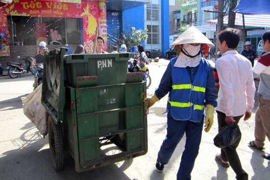 Những ngày giáp tết, công nhân vệ sinh môi trường tất bật với công việc.