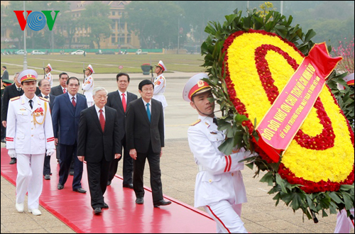 Các đồng chí lãnh đạo Đảng, Nhà nước, Quốc hội, Mặt trận Tổ quốc Việt Nam vào Lăng viếng Chủ tịch Hồ Chí Minh.
