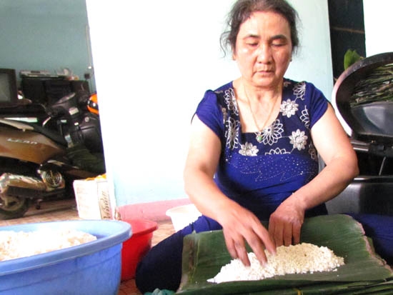 Bà Mai Thị Phương một trong những chủ lò bánh chưng, bánh tét nổi tiếng của tỉnh.