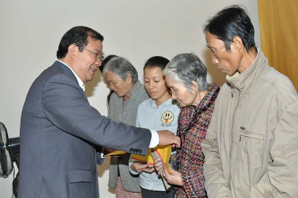 Ông Nguyễn Tăng Bính- Chủ tịch UBND thành phố Quảng Ngãi trao quà Tết cho người nghèo.