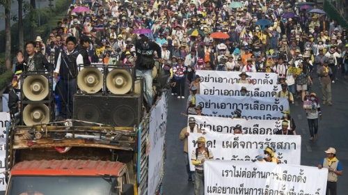Người biểu tình tuần hành kêu gọi người dân không tham gia bầu cử (Ảnh AFP)
