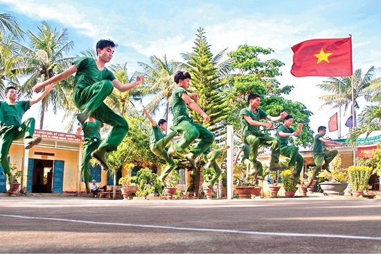 Bộ đội Biên phòng Lý Sơn trong giờ  luyện tập võ thuật.